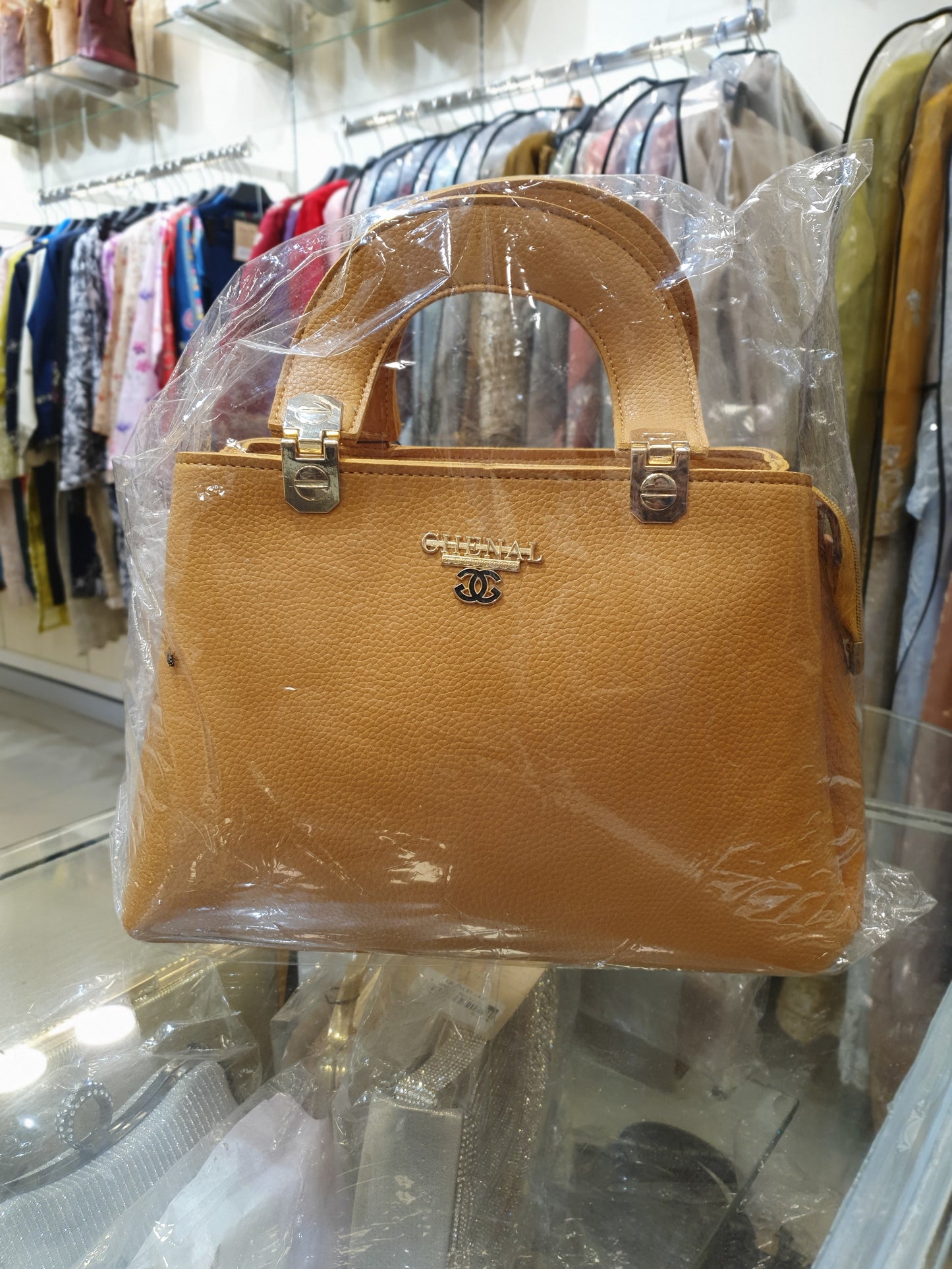 ELEGANT TEXTURED HANDBAG